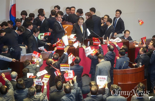 문희상 국회의장이 지난해 12월 27일 오후 서울 여의도 국회 본회의장에서 공직선거법 개정안을 찬성 156, 반대 10, 기권 1표로 통과시키자, 자유한국당 의원들이 피켓을 던지며 항의하고 있다.