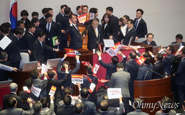 문희상 국회의장이 지난 27일 오후 서울 여의도 국회 본회의장에서 공직선거법 개정안을 찬성 156, 반대 10, 기권 1표로 통과시키자, 자유한국당 의원들이 피켓을 던지며 항의하고 있다.