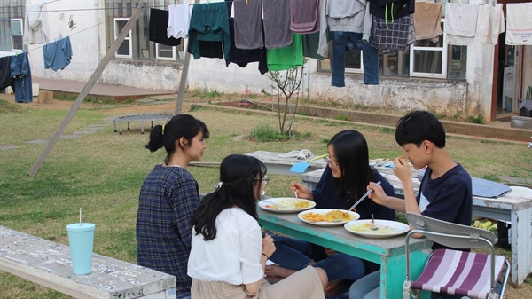 꿈틀리 인생학교에선 날씨가 좋은 봄날, 야외 식사를 할 수 있다.