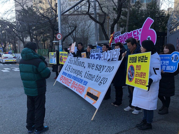 창원진보연합, 민중당 경남도당, 진보대학생넷은 28일 창원진해 미군사고문단 앞에서 방위비 분담금 인상압력에 반대하는 시위를 벌였다