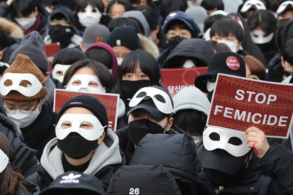  28일 오후 서울 종로구 마로니에공원 일대에서 열린 페미사이드(Femicide) 규탄 시위에서 가면을 쓴 시민들이 여성 혐오적 범죄를 규탄하고, 이를 막기 위한 정부의 실질적인 대책 마련을 촉구하고 있다. 페미사이드는 여성(Female)과 살해(Homicide)의 합성어다. 2019.12.28