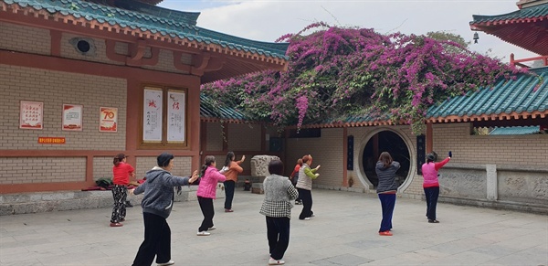 중국인들은 공원이라든가 넓은 공간 어디에서나 이렇게 모여 음악에 맞춰 춤을 추거나 각종 무술 동작을 수련하는 쉽게 볼 수 있다.