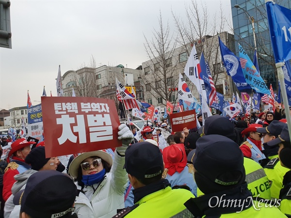 28일 오후 3시 45분께, 서울 자하문로 부근에서 청와대 인근 주민들과 보수단체 집회 참가자들의 대치가 발생했다. 청와대 인근 주민들은 "더이상 참을 수 없다"며 보수단체의 행진을 막았다.