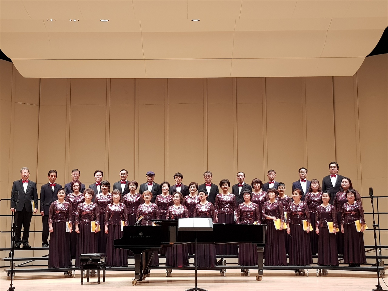 12월 28일 서산문화회관 대공연장에서 청춘합창단의 창단연주회가 성황리에 개최됐다
 

