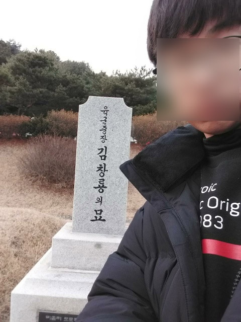 백범 김구 암살의 배후로 지목되는 악질 친일파 김창룡의 무덤이 국립 대전 현충원 장군 묘역의 맨 윗자리를 차지하고 있다.