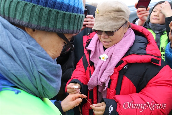 182일째 고공농성을 벌이고 있는 박문진 보건의료노조 지도위원을 만난 김진숙 민주노총 지도위원이 '희망꽃 목걸이'를 건네주고 있다.