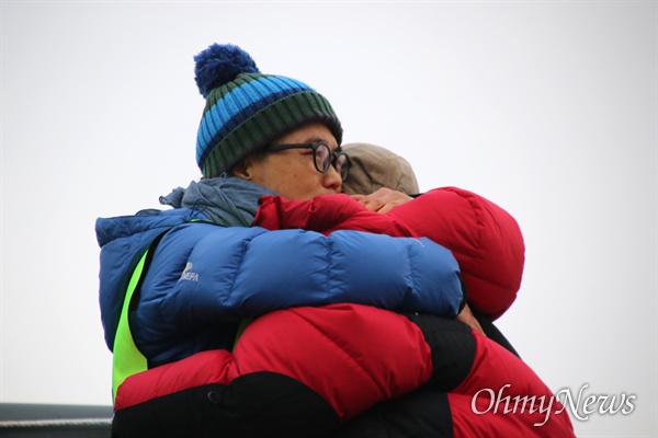 부산에서 대구까지 110km를 걸어 영남대의료원에 도착한 김진숙 민주노총 지도위원이 182일째 고공농성 중인 박문진 보건의료노조 지도위원을 만나 포옹하고 있다.