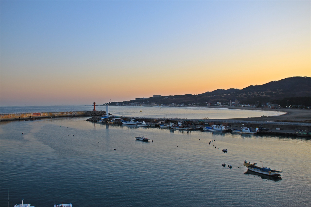 석양이 드리워진 경주 감포읍 전촌항 앞바다 모습
