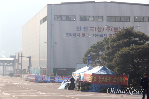  한국지엠 창원공장 본관 앞에 비정규직들이 설치해 놓은 천막농성장이 있다.