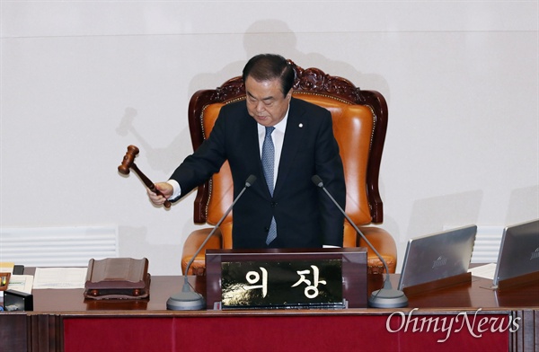 문희상 국회의장이 30일 오후 국회 본회의에서 '공수처법 가결'을 선포하고 있다. 4+1 협의체 윤소하 정의당 의원이 대표발의한 공수처법은 이날 국회에서 재석 176인 중 찬성 159인, 반대 14인, 기권 3인으로 통과됐다. 