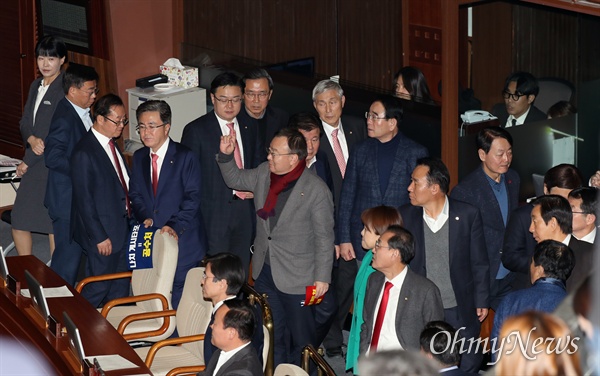 공수처법 표결 강행에 퇴장하는 한국당 문희상 국회의장이 30일 오후 국회 본회의에서 공수처법 표결 처리를 강행하자, 자유한국당 강효상 의원 등이 고성을 지르며 퇴장하고 있다. 자유한국당 의원들은 공수처법 표결에 참여하지 않았다. 오른쪽으로 김성태 한선교 김재원 의원 등이 보인다. 