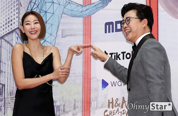 'MBC 연기대상' 한혜진-김성주, 만나면 좋은 친구 30일 오후 서울 상암동 MBC에서 열린 <2019 MBC 연기대상> 포토월에서 사회자인 한혜진과 김성주가 포토타임을 갖고 있다.