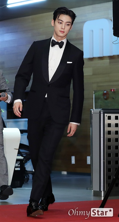 'MBC 연기대상' 늠름한 차은우 30일 오후 서울 상암동 MBC에서 열린 <2019 MBC 연기대상> 포토월에서 '신입사관 구해령'의 배우 차은우가 포토타임을 갖고 있다.
