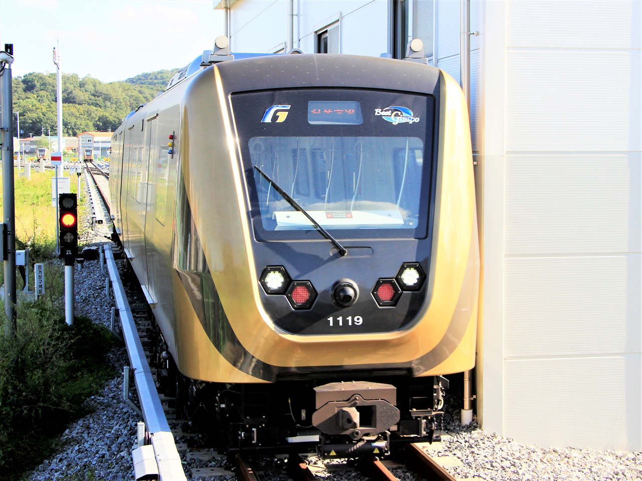 김포공항역으로 향하는 김포골드라인 열차가 양촌역 승강장에 들어오고 있다.