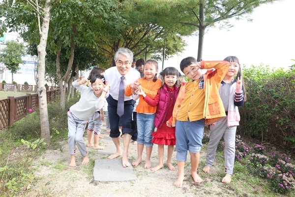 박종훈 경남도교육감이 통영 광도유치원에서 어린이들과 맨발걷기를 하고 있다.