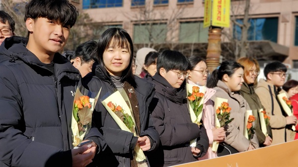 제정연대 소속 청소년들이 31일 오후 서울지하철 국회의사당역 3번 출구에 모였다. 