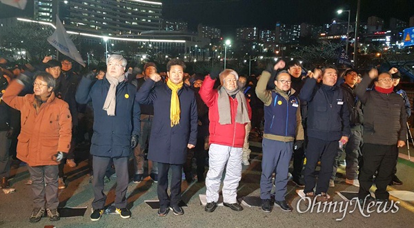 전국금속노동조합 경남지부 한국지엠창원비정규직지회는 31일 저녁 한국지엠 창원공장 앞에서 “한국지엠 비정규직 해고 반대, 1교대 전환 중단, 촛불문화제”를 열었다.