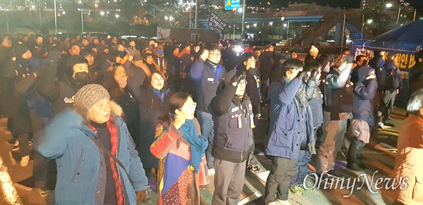 전국금속노동조합 경남지부 한국지엠창원비정규직지회는 31일 저녁 한국지엠 창원공장 앞에서 “한국지엠 비정규직 해고 반대, 1교대 전환 중단, 촛불문화제”를 열었다.