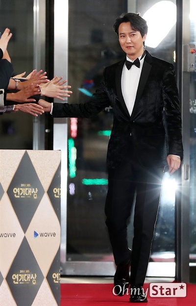 'SBS 연기대상' 김남길, 상 받으러 가는 길 31일 오후 서울 상암동 SBS프리즘타워에서 열린 <2019 SBS 연기대상>에서 배우 김남길이 입장하고 있다.