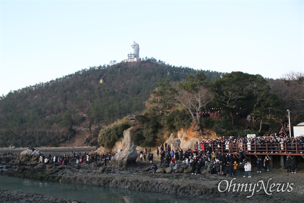  해남 땅끝마을에서 2020년 첫 해가 떠오르기를 기다리는 사람들.