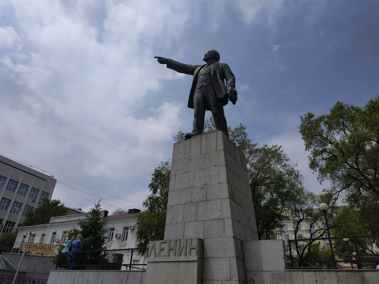 블라디보스토크 항구 맞은편 광장에 세워진 러시아 혁명가 레닌의 동상.