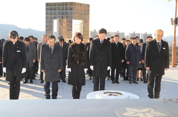 김경수 경남지사는 1일 국립3.15민주묘지를 참배했다.