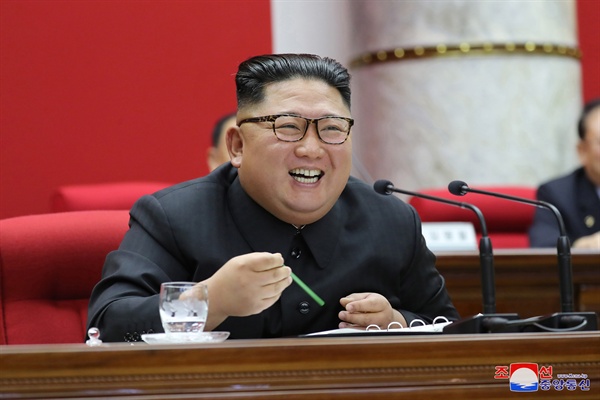 김정은 북한 국무위원장이 지난달 31일 노동당 중앙위원회 본부청사에서 제7기 제5차 전원회의를 지도했다고 1일 조선중앙통신이 보도했다.
