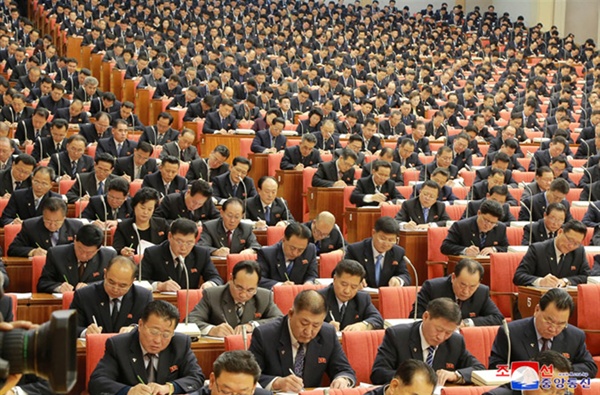 북한 국무위원장이 지난달 31일 노동당 중앙위원회 본부청사에서 제7기 제5차 전원회의를 지도했다고 1일 조선중앙통신이 보도했다. 사진은 참석자들 모습.

