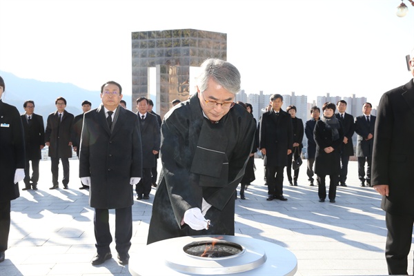 박종훈 경남도교육감은 1일 국립3.15민주묘지를 참배했다.