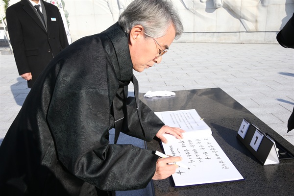 박종훈 경남도교육감은 1일 국립3.15민주묘지를 참배했다.
