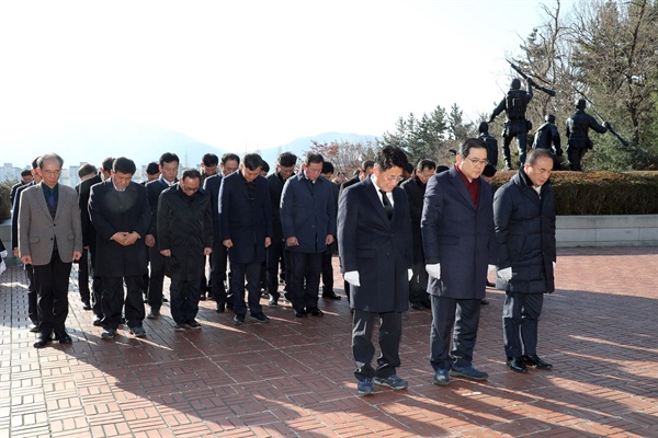  허성무 창원시장, 창원 충혼탑 참배.