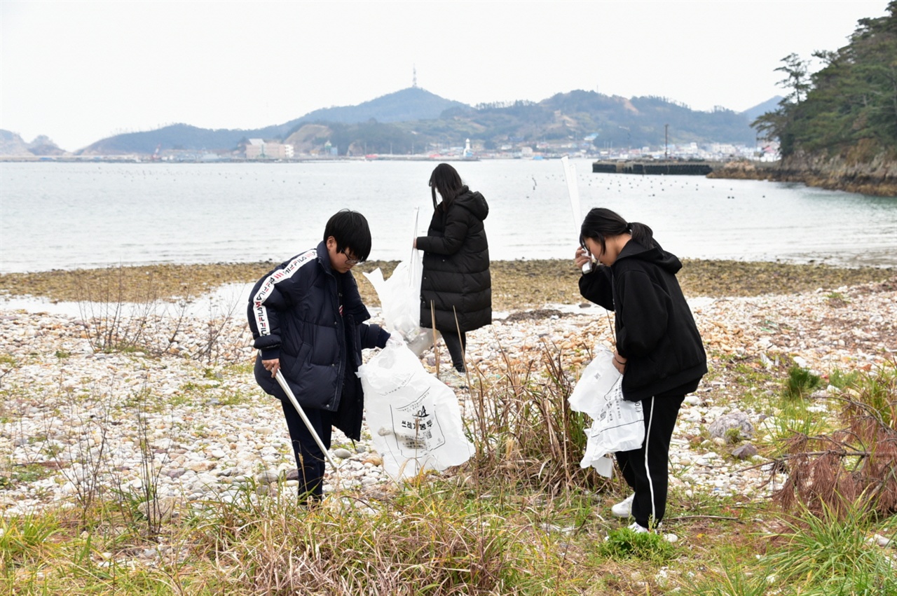 우연찮게 흑산도 예리에서 섬청마 활동 안내문을 발견하여 곧바로 활동구역인 배낭기미해변으로 향했다. 