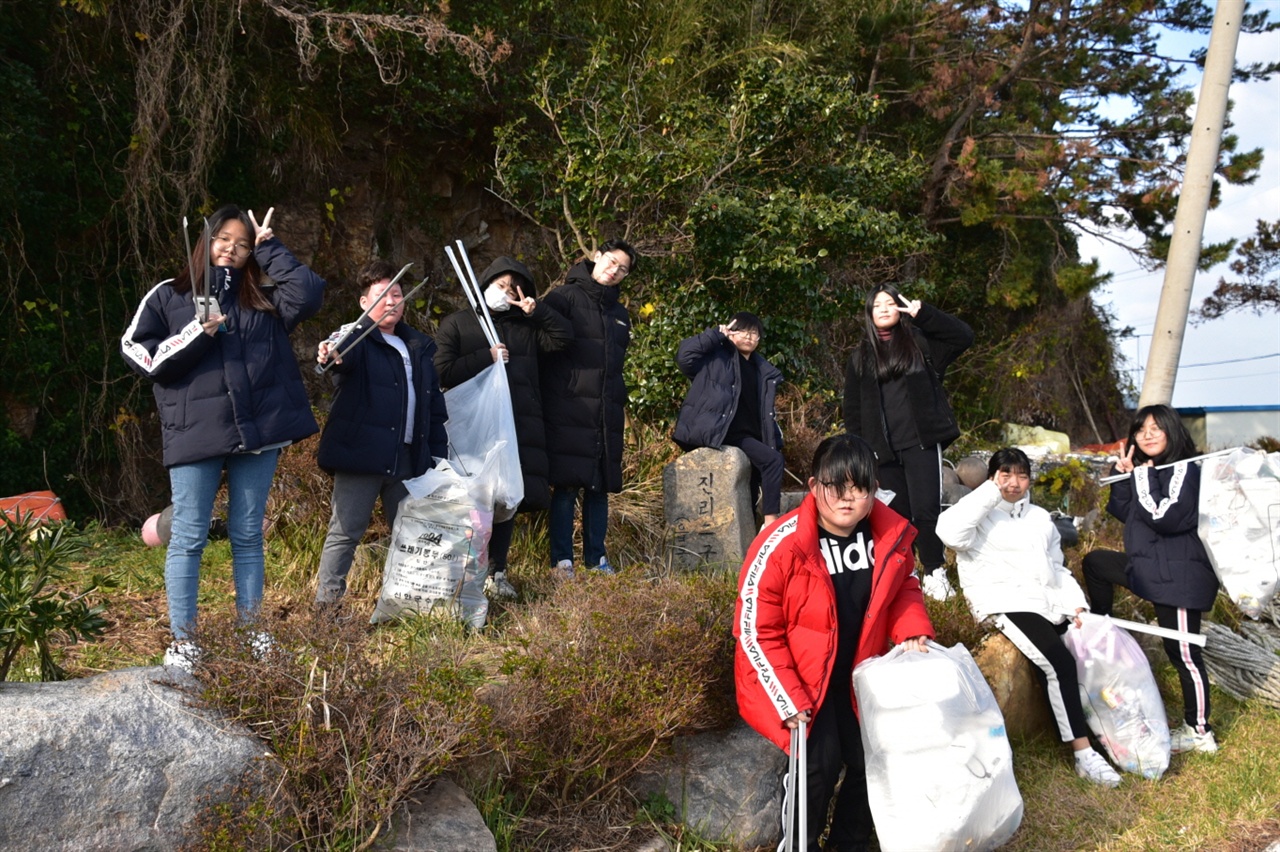 섬 청소를 마친 흑산초교 학생들과 담임 선생님의 활동을 기념하여 사진을 찍어주었다