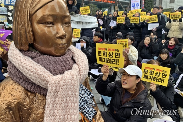 정의기억연대가 주최하고 서울 평화나비 네트워크가 주관한 '제1420차 일본군성노예제 문제해결을 위한 정기 수요시위'가 서울 종로구 평화의 소녀상(주한 일본대사관 앞)에서 진행됐다. 