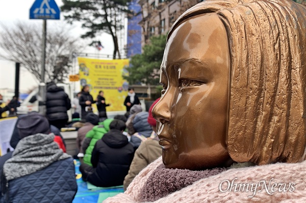 정의기억연대가 주최하고 서울 평화나비 네트워크가 주관한 '제1420차 일본군성노예제 문제해결을 위한 정기 수요시위'가 서울 종로구 평화의 소녀상(주한 일본대사관 앞)에서 진행됐다. 