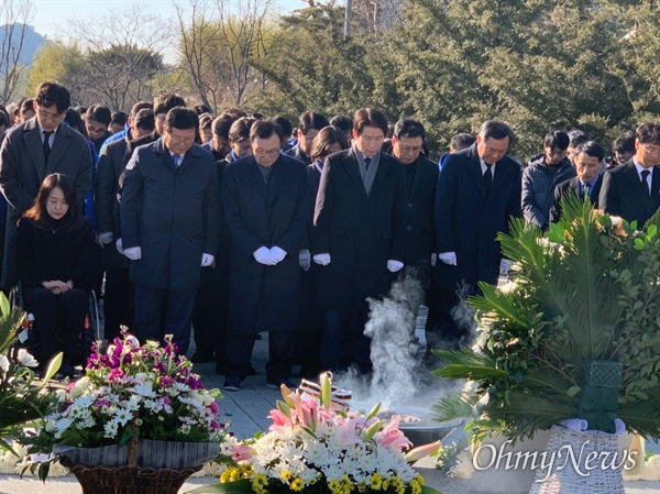 이해찬 대표를 비롯한 더불어민주당 지도부가 1일 오후 봉하마을 고 노무현 전 대통령 묘소를 참배했다.