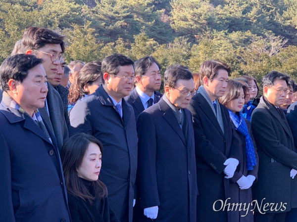 이해찬 대표를 비롯한 더불어민주당 지도부가 1일 오후 봉하마을 고 노무현 전 대통령 묘소를 참배했다.