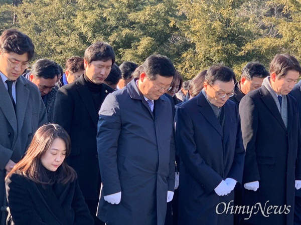  이해찬 대표를 비롯한 더불어민주당 지도부가 1일 오후 봉하마을 고 노무현 전 대통령 묘소를 참배했다.