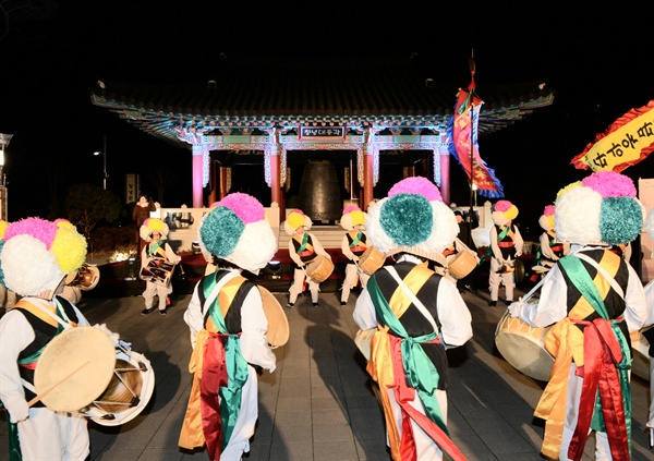 12월 31일, 창녕문화예술회관 광장에서 2019년 제야의 종 타종식 식전행사가 열리고 있다.