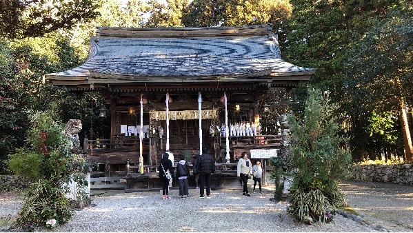           시가현 모리시리 마을에 있는 야가와(矢川) 신사에서 사람들이 하츠모데(初詣) 새해 기원을 하고 있습니다.
