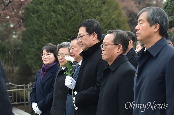  박남춘 인천시장이 1월 2일 오전 2020년 경자년(庚子年) 새해를 맞아 수봉공원 현충탑을 찾아 헌화와 분향을 하고 있다.