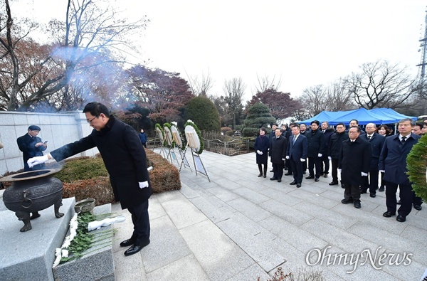 박남춘 인천시장이 1월 2일 오전 2020년 경자년(庚子年) 새해를 맞아 수봉공원 현충탑을 찾아 헌화와 분향을 하고 있다.