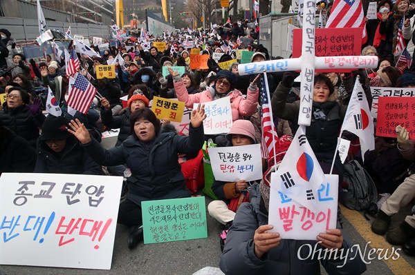  문재인하야범국민투쟁본부 총괄대표 전광훈 목사 지지자들이 2일 오전 서울 서초구 서울중앙지방법원 앞에서 “종교 탄압 중단하라”, “전광훈 목사 탄압 반대”라고 적힌 피켓을 들어보이며 전광훈 목사의 구속을 반대하고 있다.