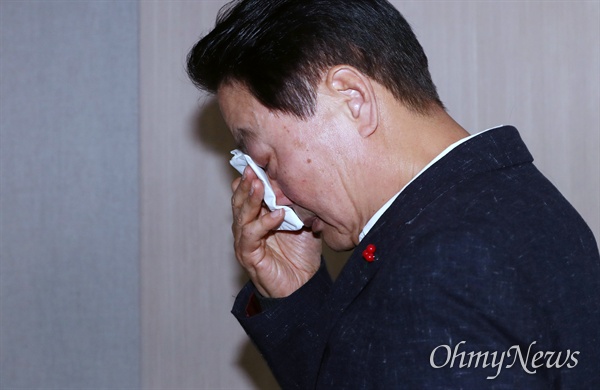 한선교 자유한국당 의원이 지난 2일 오전 서울 여의도 국회 정론관에서 총선 불출마 선언을 하던 중 박근혜 전 대통령 이야기를 꺼내 울먹이고 있다. 회견을 마친 후 퇴장하는 한 의원이 눈물을 훔치고 있다.  