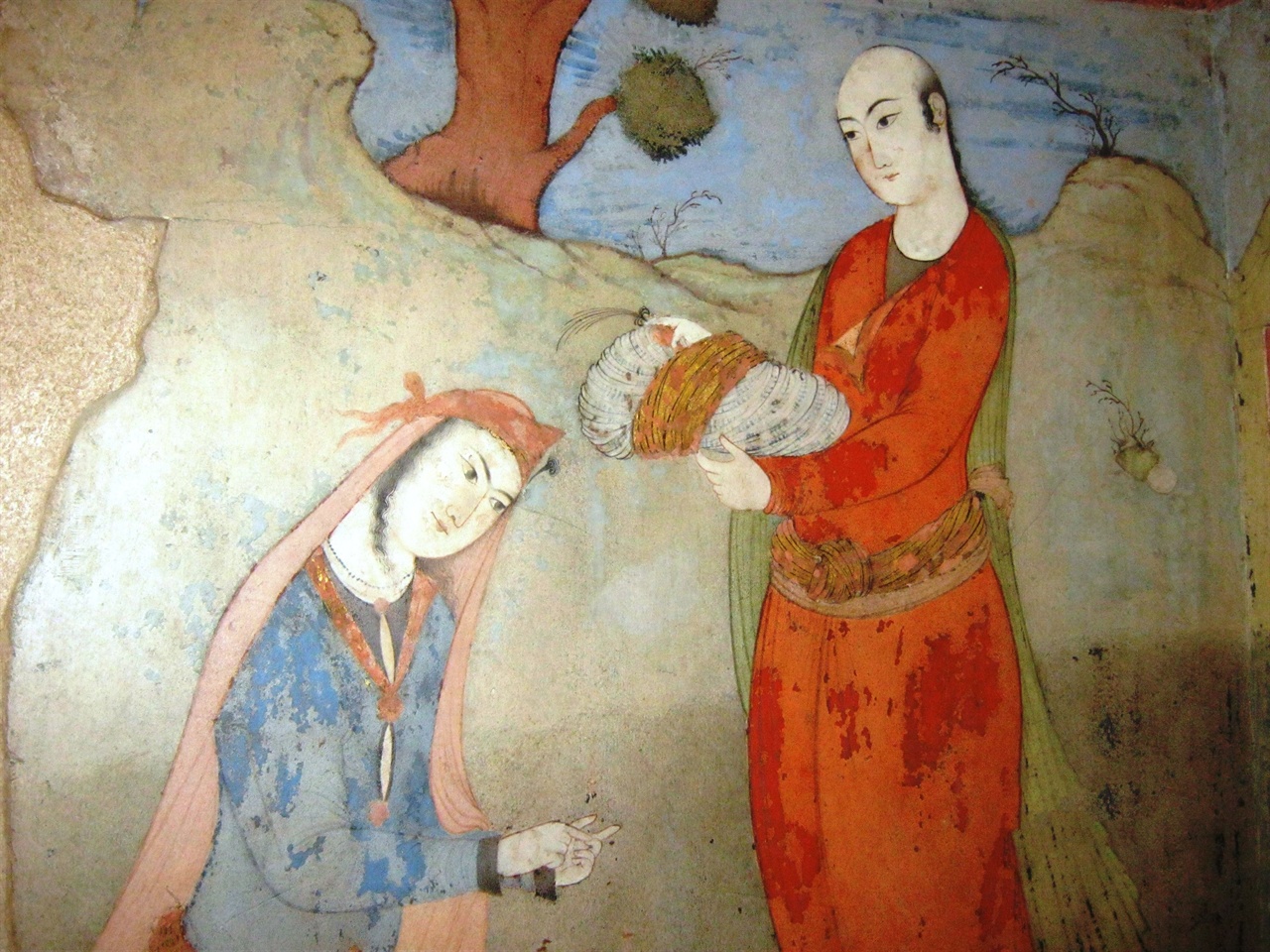 수 세기 전 남녀 간의 사랑을 묘사한 듯한 이맘 광장 건축물의 벽화.