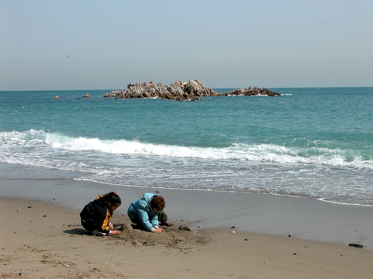 경주 대왕암과 어린이들  추운 겨울에도 아이들은 모래놀이를 즐긴다. 답사보다 바다와 모래가 좋은 아이들의 동심이다. 이렇듯 대왕암은 이제 평화의 상징이 되어야 한다. 