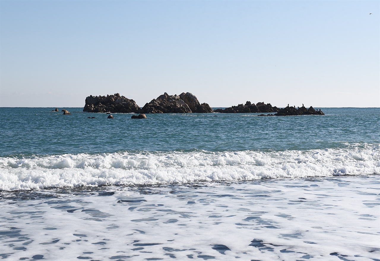 경주 대왕암 바닷가에서 보면 대왕암은 세 개의 큰 바위 덩어리로 보인다. 왼쪽 두 개의 바위군이 문무왕의 장골처냐 산골처냐로 논란이 일었던 곳이다. 