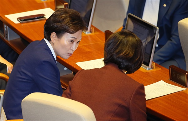 '공수처법 표결' 본회의 참석한 장관들 '고위공직자범죄수사처법(공수처법)' 표결을 앞두고 2019년 12월 30일 국회 본회의장에서 김현미 국토교통부 장관(왼쪽)과 유은혜 교육부 장관이 이야기를 나누고 있다.