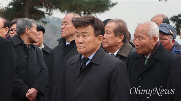 국립현충원에는 국가공인 친일파 11명이 잠들어 있다. 김원웅 회장이 장군2묘역에서 '친일청산'을 외치고 있다.