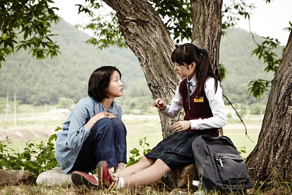  김보라(오른쪽)는 영화 <몬스터>에서 이민기에게 죽임을 당하는 김고은의 동생 역으로 출연했다.